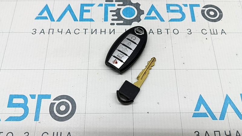 Ключ Nissan Rogue 21-22 SV, 5 кнопок, царапины, полез хром