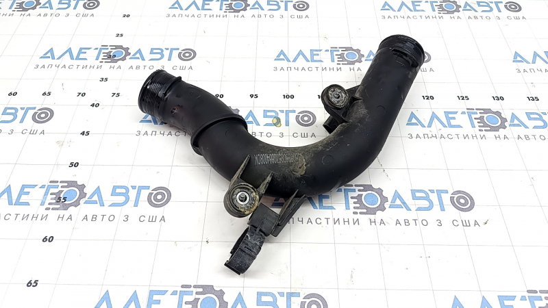 Патрубок на интеркулер правый центральный Audi A3 8V 15-20 1.8T, 2.0T пластик с датчиком, закис болт