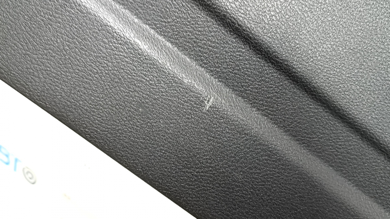 Обшивка двери багажника Nissan Rogue 21-26 черная US built, потерта, царапины