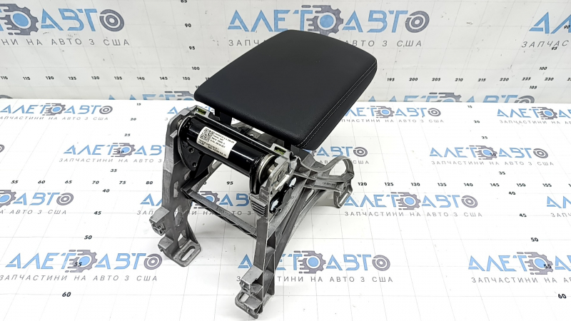 Подлокотник центральной консоли Audi A4 B9 20-25 кожа черная с серой строчкой, с кронштейном