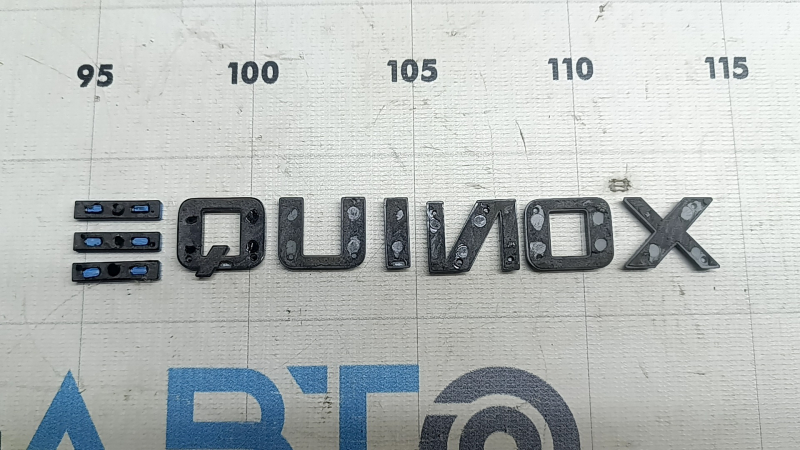 Emblemă inscripționată EQUINOX pe ușa dreapta față Chevrolet Equinox EV 24-26