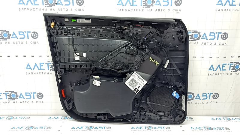 Обшивка двери карточка передняя правая Audi Q3 83A 22-25 черная, вставка черная кожа, подлокотник черная кожа с серой строчкой, хром молдинг, с ручкой, с подсветкой, молдинг под ручку графит, SONOS, без нижнего плафона, царапины, вмятины