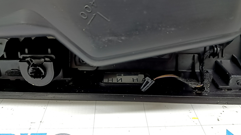 Обшивка двери карточка передняя правая Audi Q3 83A 22-25 черная, вставка черная кожа, подлокотник черная кожа с серой строчкой, хром молдинг, с ручкой, с подсветкой, молдинг под ручку графит, SONOS, без нижнего плафона, царапины, вмятины