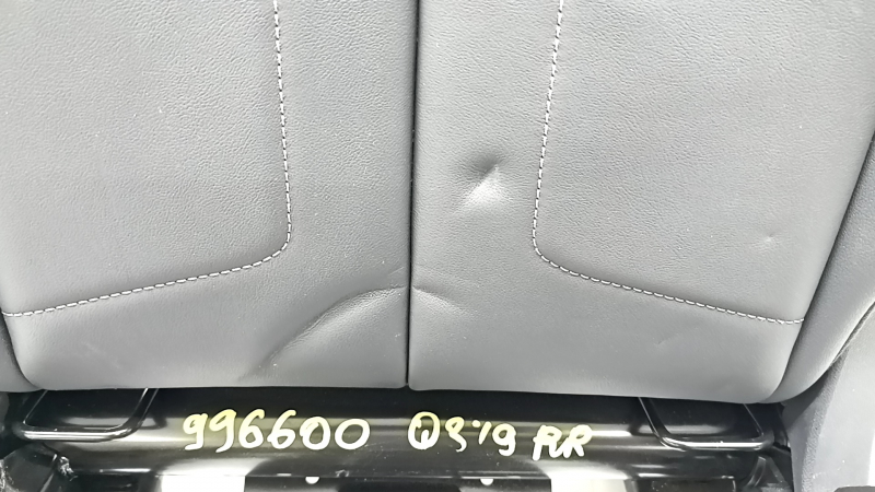 Spătarul scaunelor din spate, al doilea rând, dreapta, Audi Q3 83A 19-25 cu cadru, piele neagră cu cusături gri, lovituri, zgârieturi