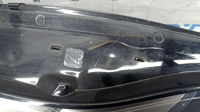 Фара передняя правая Tesla Model Y 20-25 LED без крепления, царапины, сломана напрявляющая