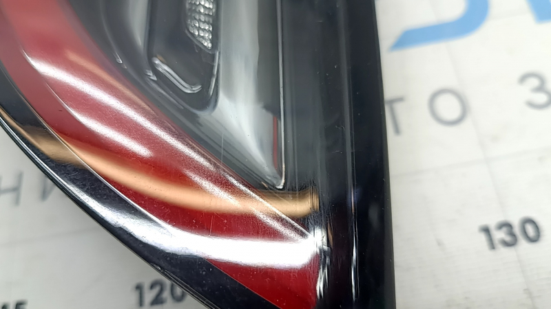 Фонарь внутренний крышка багажника правый Tesla Model Y 20-25 тип 1, мелкие царапины