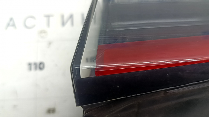 Фонарь внутренний крышка багажника правый Tesla Model Y 20-25 тип 1, мелкие царапины