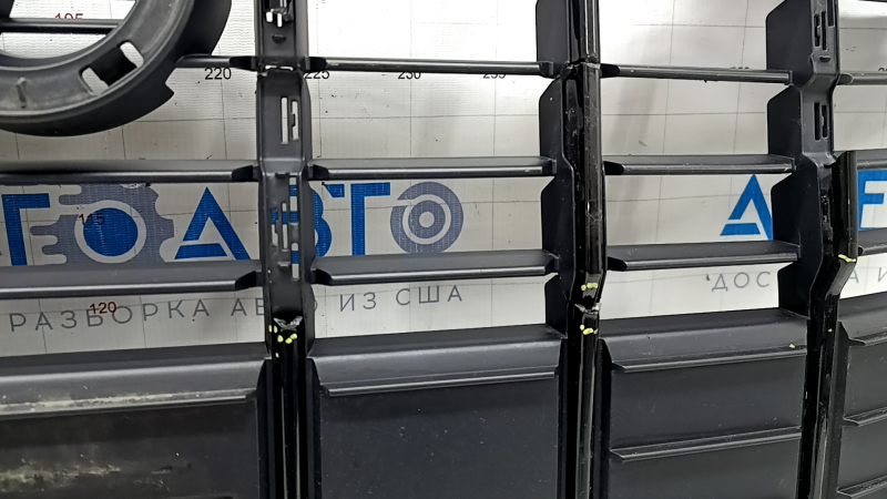 Grilă radiator Audi Q3 83A 19-25 negru lucios, fără embleme, mulaje rupte, crăpată