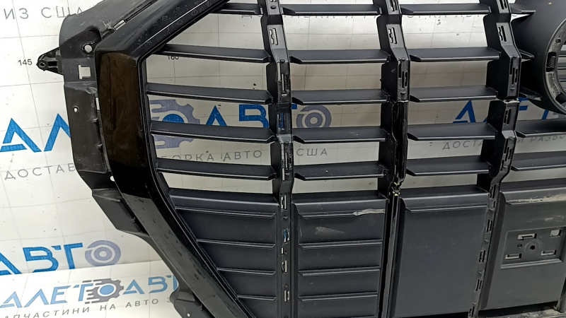 Grilă radiator Audi Q3 83A 19-25 negru lucios, fără embleme, mulaje rupte, crăpată