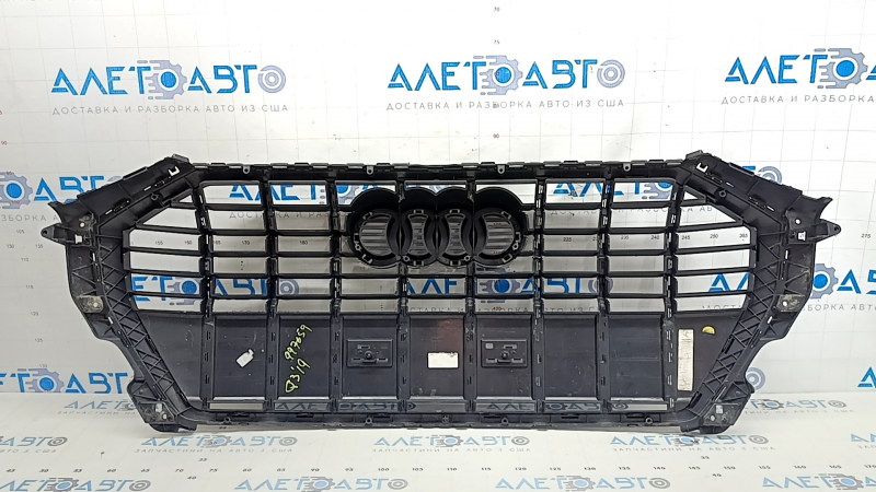 Grilă radiator Audi Q3 83A 19-25 negru lucios, fără embleme, mulaje rupte, crăpată