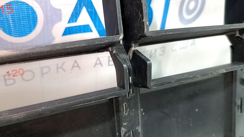 Grilă radiator Audi Q3 83A 19-25 negru lucios, fără embleme, mulaje rupte, crăpată