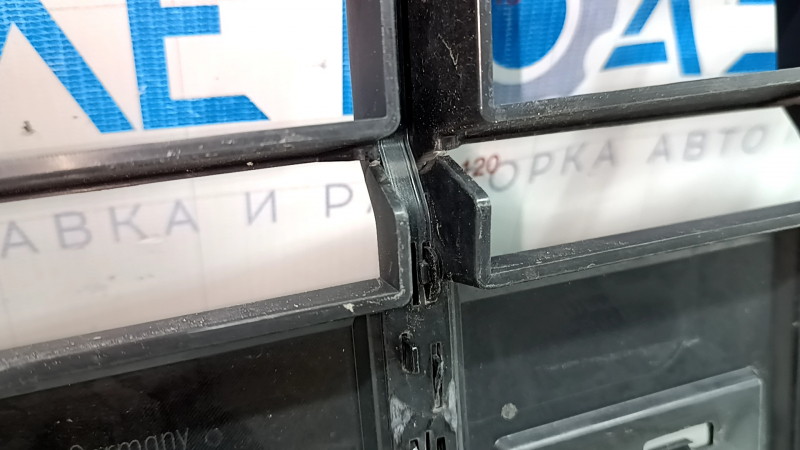 Grilă radiator Audi Q3 83A 19-25 negru lucios, fără embleme, mulaje rupte, crăpată
