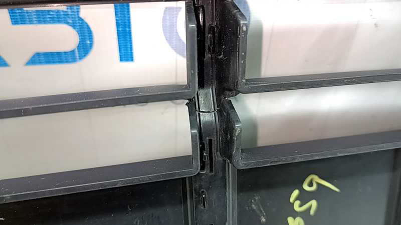 Grilă radiator Audi Q3 83A 19-25 negru lucios, fără embleme, mulaje rupte, crăpată