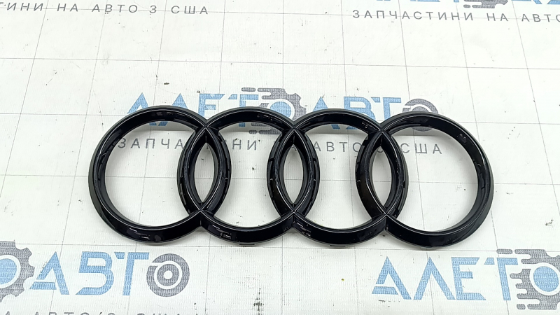 Эмблема решетки радиатора Audi Q3 83A 19-24 черный глянец, треснута