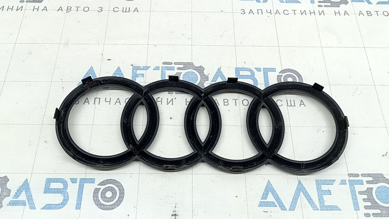 Эмблема решетки радиатора Audi Q3 83A 19-24 черный глянец, треснута