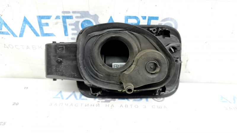 Carcasa clapetei de alimentare cu combustibil a modelului Audi A4 B9 17-25 are un suport defect