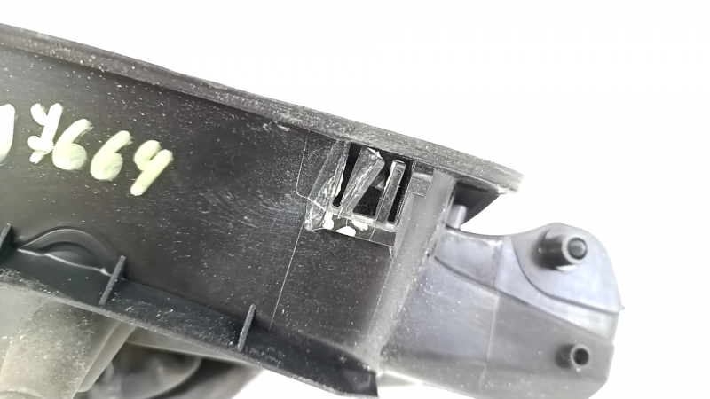 Carcasa clapetei de alimentare cu combustibil a modelului Audi A4 B9 17-25 are un suport defect