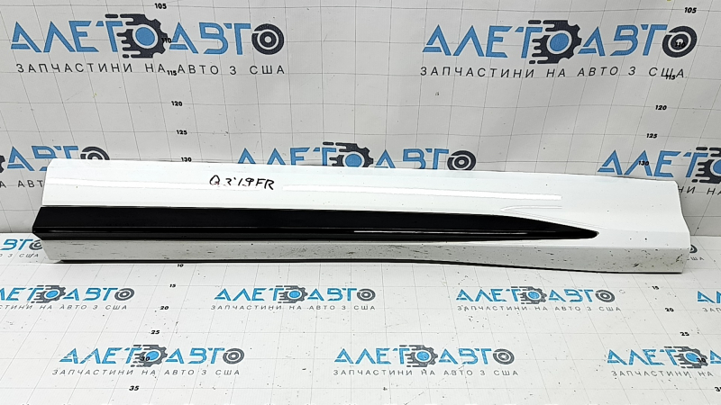 Ornament ușă dreapta față inferioară Audi Q3 83A 19-23 S-Line, bandă neagră lucioasă