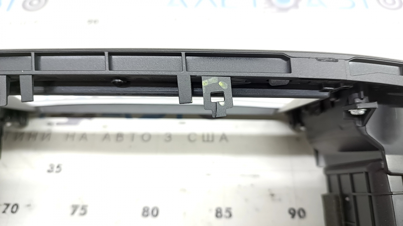 Ornamentul central al panoului frontal cu guri de aerisire pentru Hyundai Ioniq 17-19 este negru cu inserții cromate și bej, suportul este crăpat