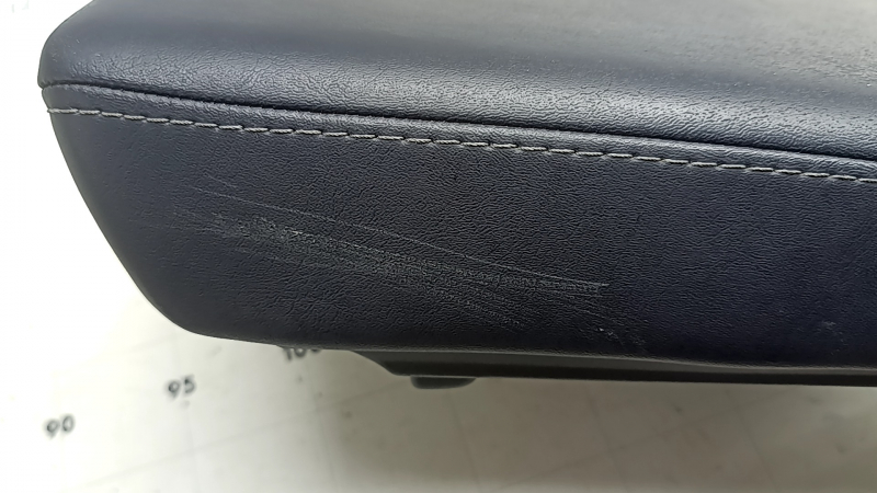 Cotieră consolă centrală Tesla Model Y 20-25, piele neagră, cusături gri, zgârieturi, piele uzată