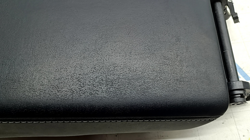 Cotieră consolă centrală Tesla Model Y 20-25, piele neagră, cusături gri, zgârieturi, piele uzată