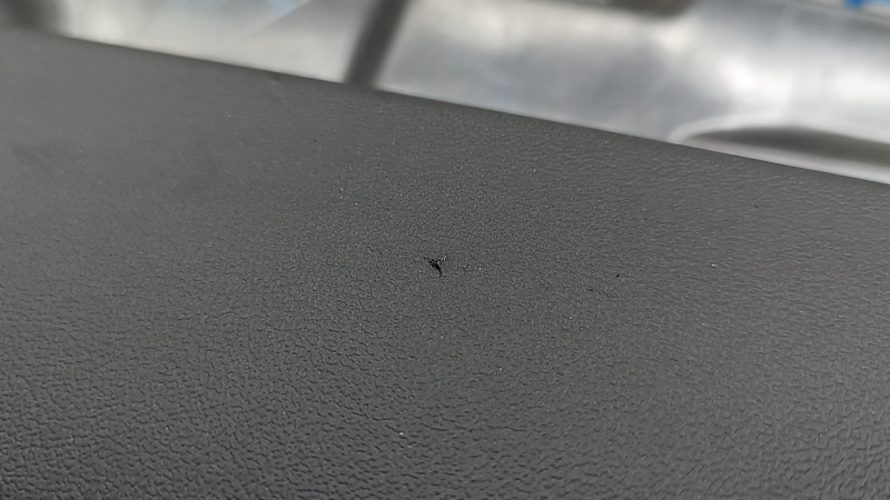 Panou de bord față cu AIRBAG Tesla Model Y 20-25 negru, cu capac difuzor, clapetă ruginită, zgârieturi