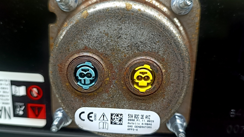 Panou de bord față cu AIRBAG Tesla Model Y 20-25 negru, cu capac difuzor, clapetă ruginită, zgârieturi