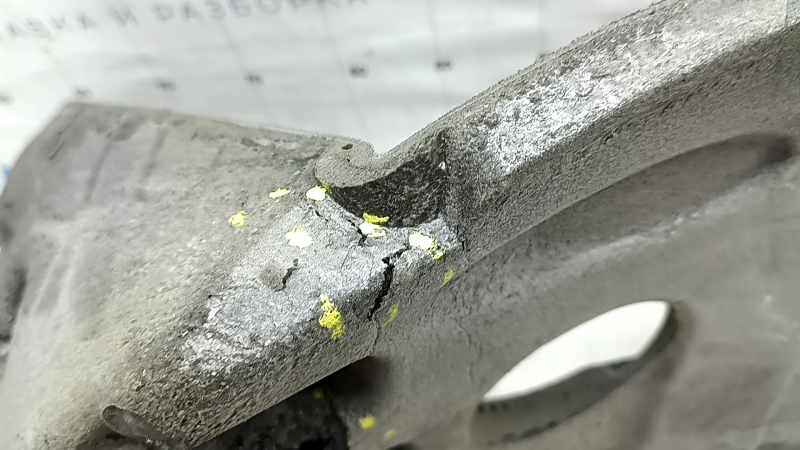 Izolare fonică a arcului aripii superioare din dreapta spate a unui Tesla Model Y 20-25, ruptă
