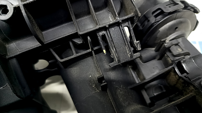 Коллектор впускной Audi Q3 83A 19-25 2.0T сломано крепление соленоида