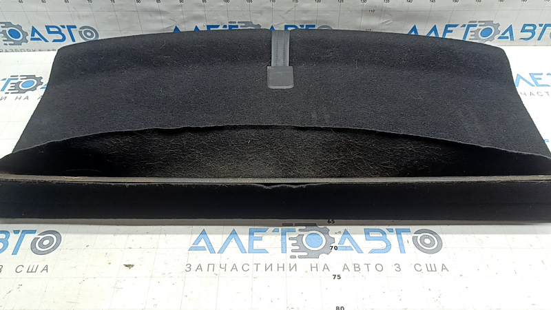 Podeaua portbagajului modelului Tesla Model Y 20-25 este neagră, sub al treilea rând de scaune, se exfoliază, prezintă zgârieturi