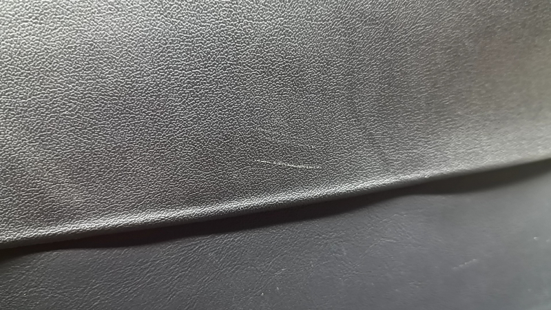 Ornament arc spate stânga Tesla Model Y 20-25 negru, sub 3 rânduri, zgârieturi, se exfoliază