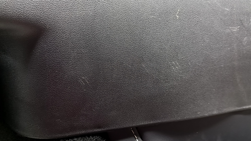Ornament arc spate stânga Tesla Model Y 20-25 negru, sub 3 rânduri, zgârieturi, se exfoliază