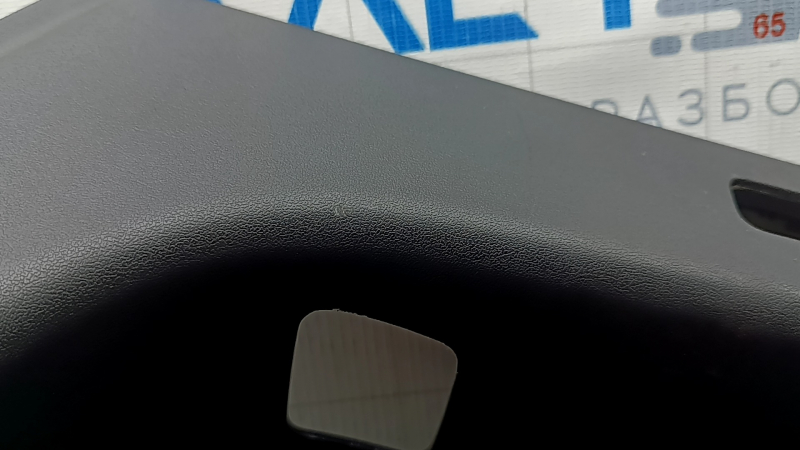 Ornament arc spate stânga Tesla Model Y 20-25 negru, sub 3 rânduri, zgârieturi, se exfoliază