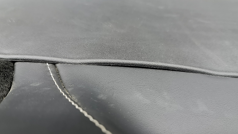 Ornament arc spate stânga Tesla Model Y 20-25 negru, sub 3 rânduri, zgârieturi, se exfoliază