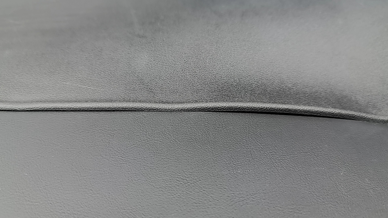Ornament arc spate stânga Tesla Model Y 20-25 negru, sub 3 rânduri, zgârieturi, se exfoliază