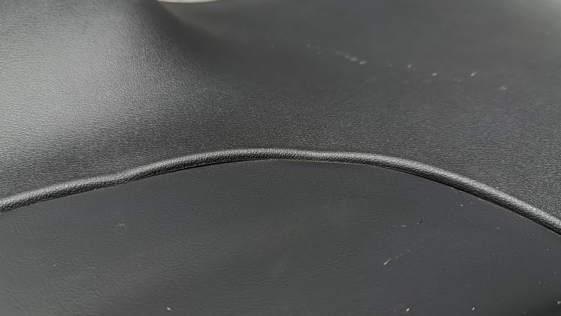 Ornament arc spate stânga Tesla Model Y 20-25 negru, sub 3 rânduri, zgârieturi, se exfoliază