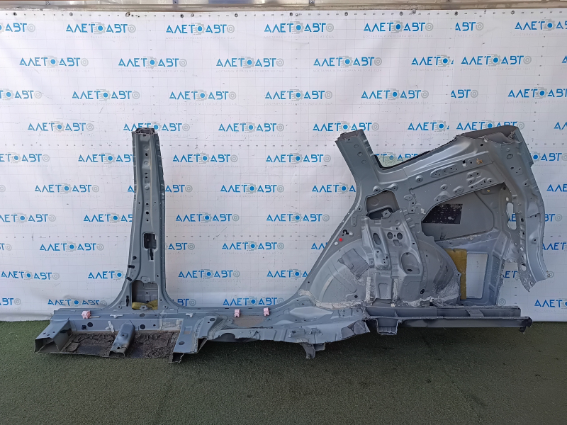 Четверть крыло задняя правая Toyota Prius V 12-17 отпилена с центральной стойкой, зеленая, после ремонта, тычки