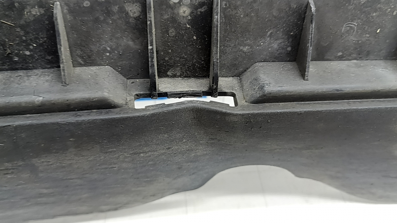 Pragul inferior stâng al structurii unui Tesla Model Y 20-25, zgârieturi, rupturi, îndoire