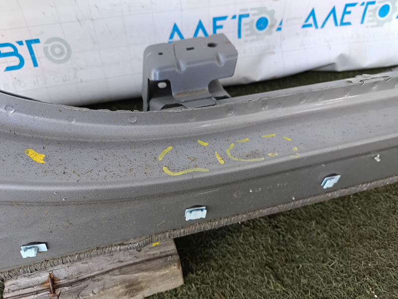 Stâlpul central dreapta al caroseriei Jeep Cherokee KL 14-23 este tăiat cu ferăstrăul, se împunge