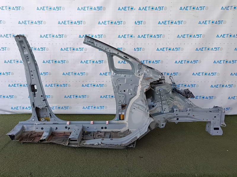 Деталь кузова Toyota Prius V, вид с передней левой стороны, с незначительными следами эксплуатации.