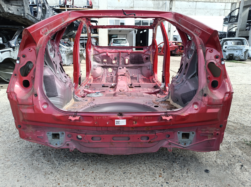 Задняя панель Toyota Prius 30 10-15 на кузове, красная