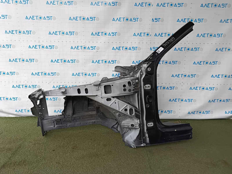 Sfert stânga față al unui Mazda CX-90 24-26, tăiat cu aur, negru