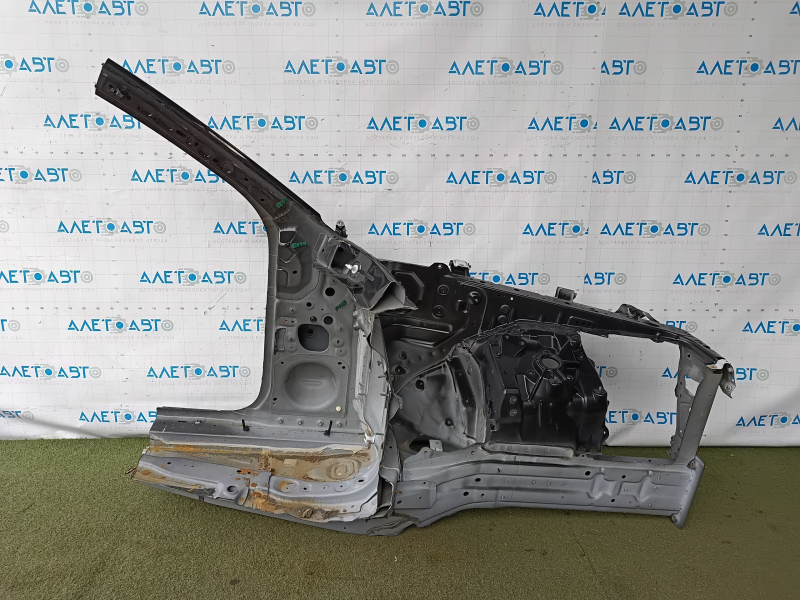 Sfert stânga față al unui Mazda CX-90 24-26, tăiat cu aur, negru