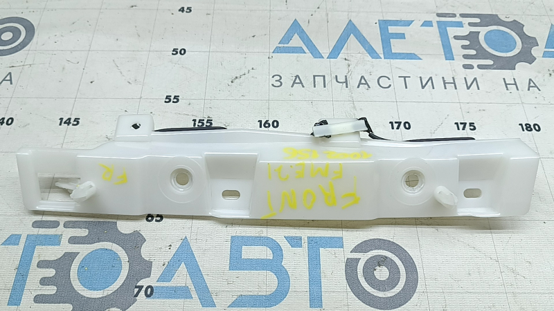 Ruperea fixării ornamentului stâlpului față al Ford Mustang Mach-E 21-26 din dreapta sus