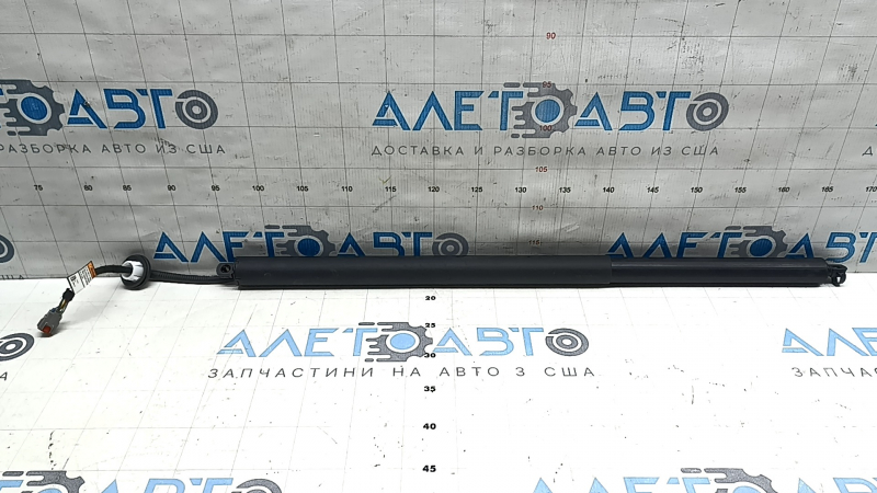 Кабель подключения к амортизатору двери багажника Ford, детальный ракурс.