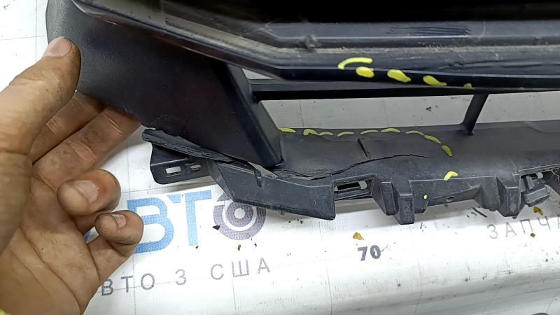 Основа решетки радиатора grill Honda Insight 19-22 с эмблемой, трещины, отсутствуют фрагменты