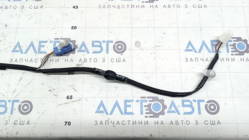 Cablaj pentru ușa din dreapta față a unui Toyota Prius V 12-17 fără cheie