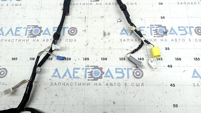Cablaj pentru ușa din dreapta față a unui Toyota Prius V 12-17 fără cheie