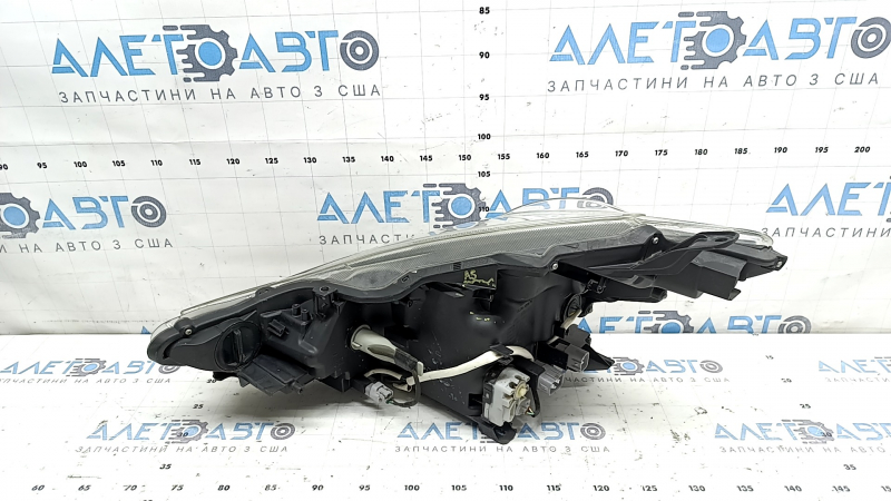 Фара передняя правая Toyota Prius V 15-17 рест LED, под полировку, сломано крепление