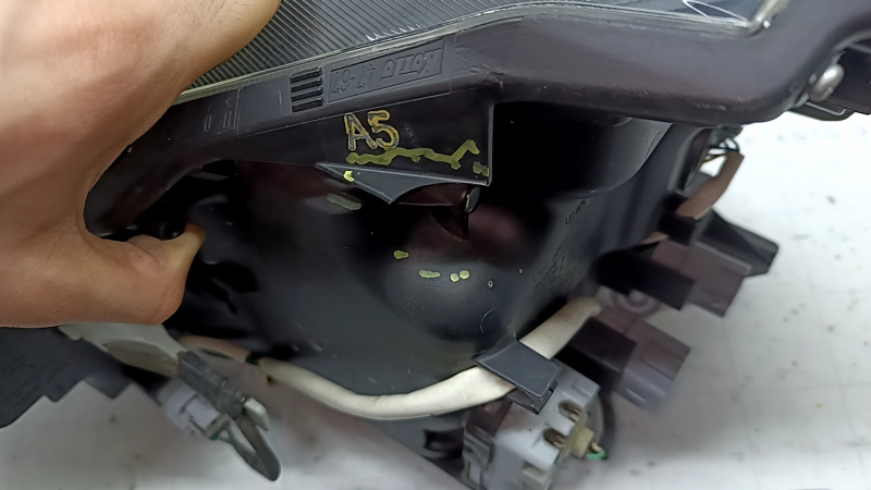 Фара передняя правая Toyota Prius V 15-17 рест LED, под полировку, сломано крепление